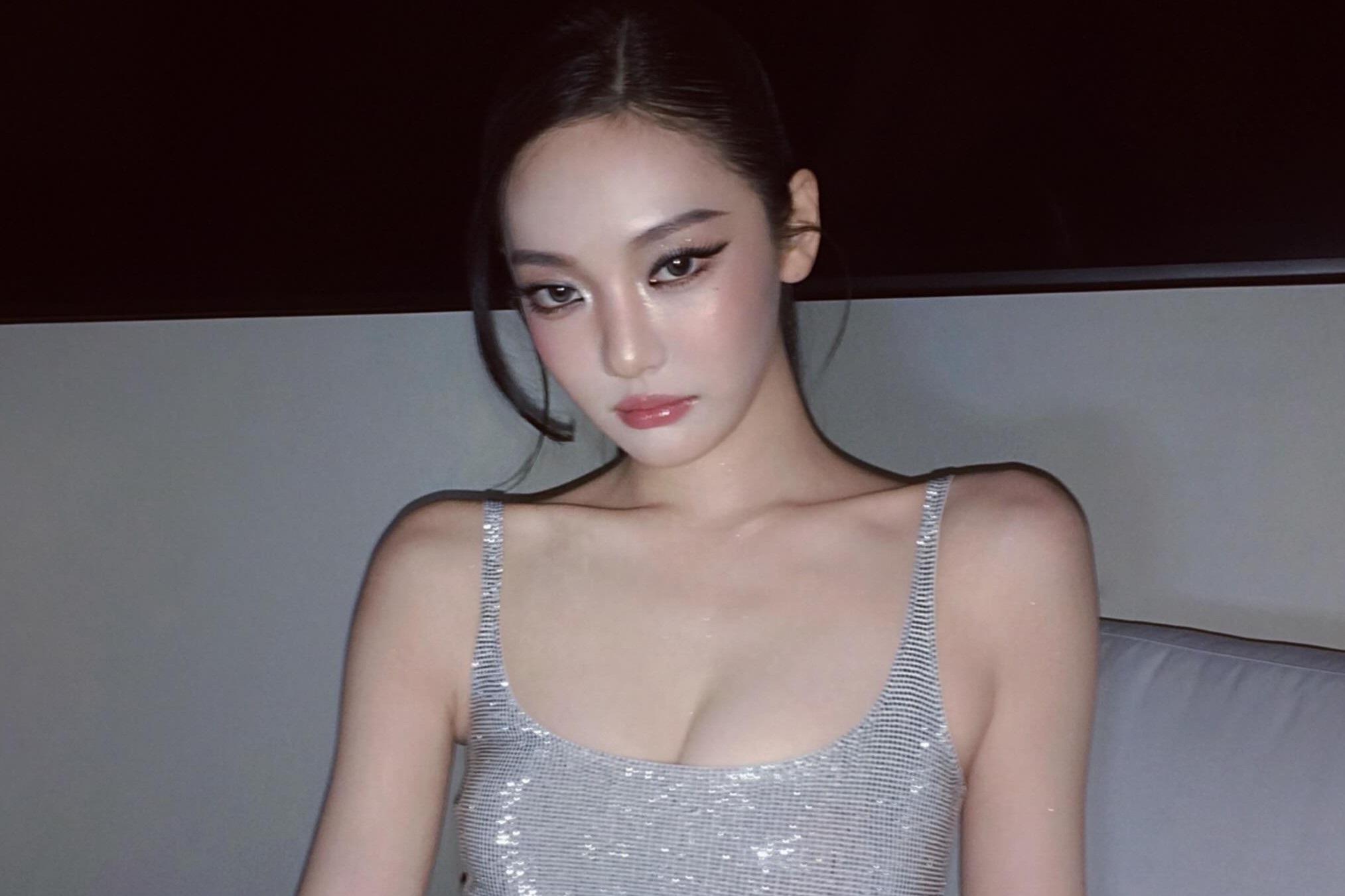 Nu ca si lien tuc bi binh luan khiem nha hinh anh