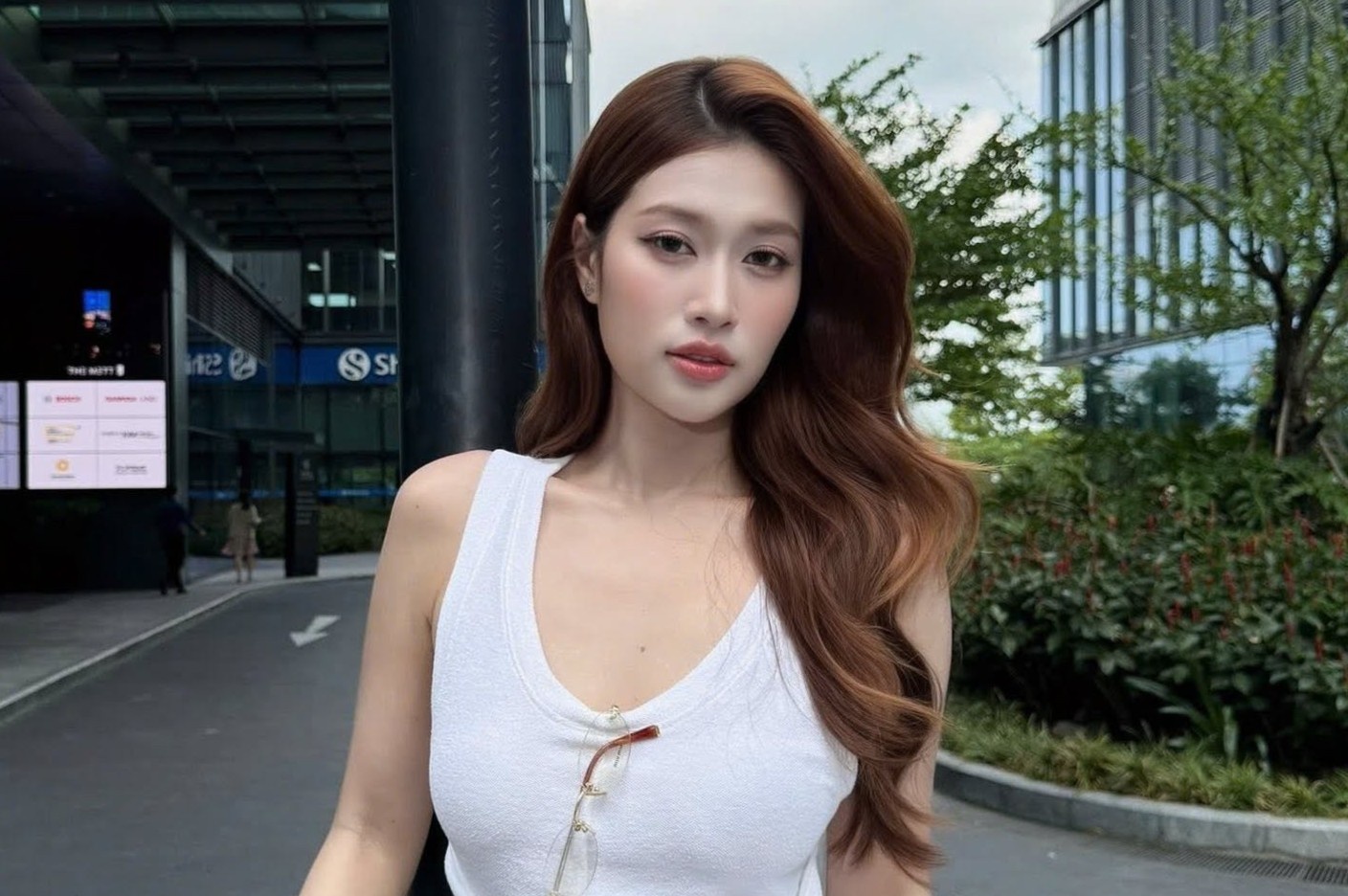 Hoa hau Thien An xoa binh luan ve de Van tot nghiep THPT hinh anh