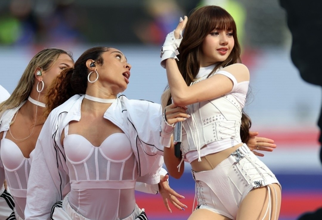 Lisa trinh dien o le khai mac World Cup 2026 hinh anh