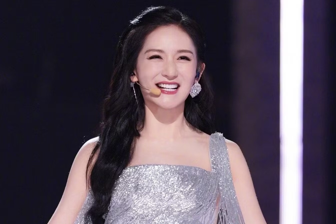 Nu MC noi tieng nhat phai huy show hinh anh