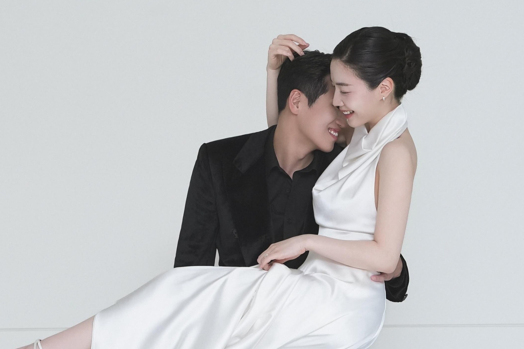 Anh cuoi cua cuu thanh vien T-ara va chong doanh nhan hinh anh