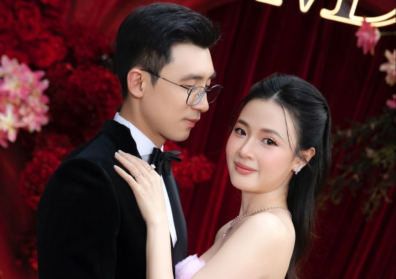 Midu len tieng ve tiec mung 2 nam ket hon gay tranh cai hinh anh