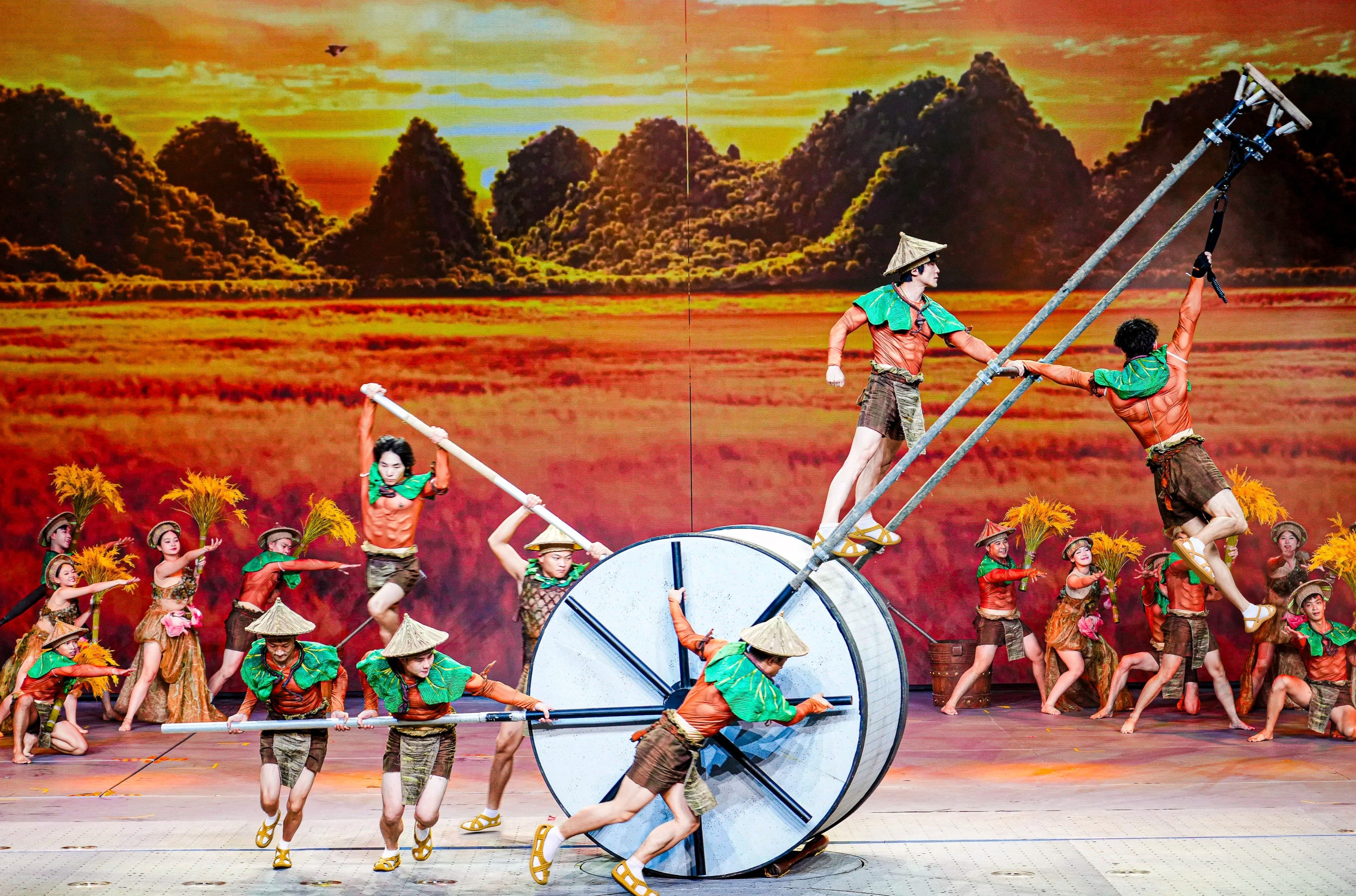 Show dien ke 4.000 nam lich su do Vingroup dau tu hang chuc trieu USD co gi? hinh anh