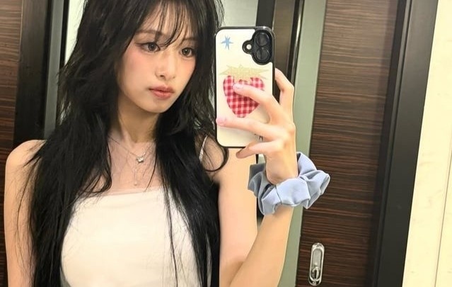Ca sĩ 19 tuổi gây sốt với vòng eo siêu nhỏ