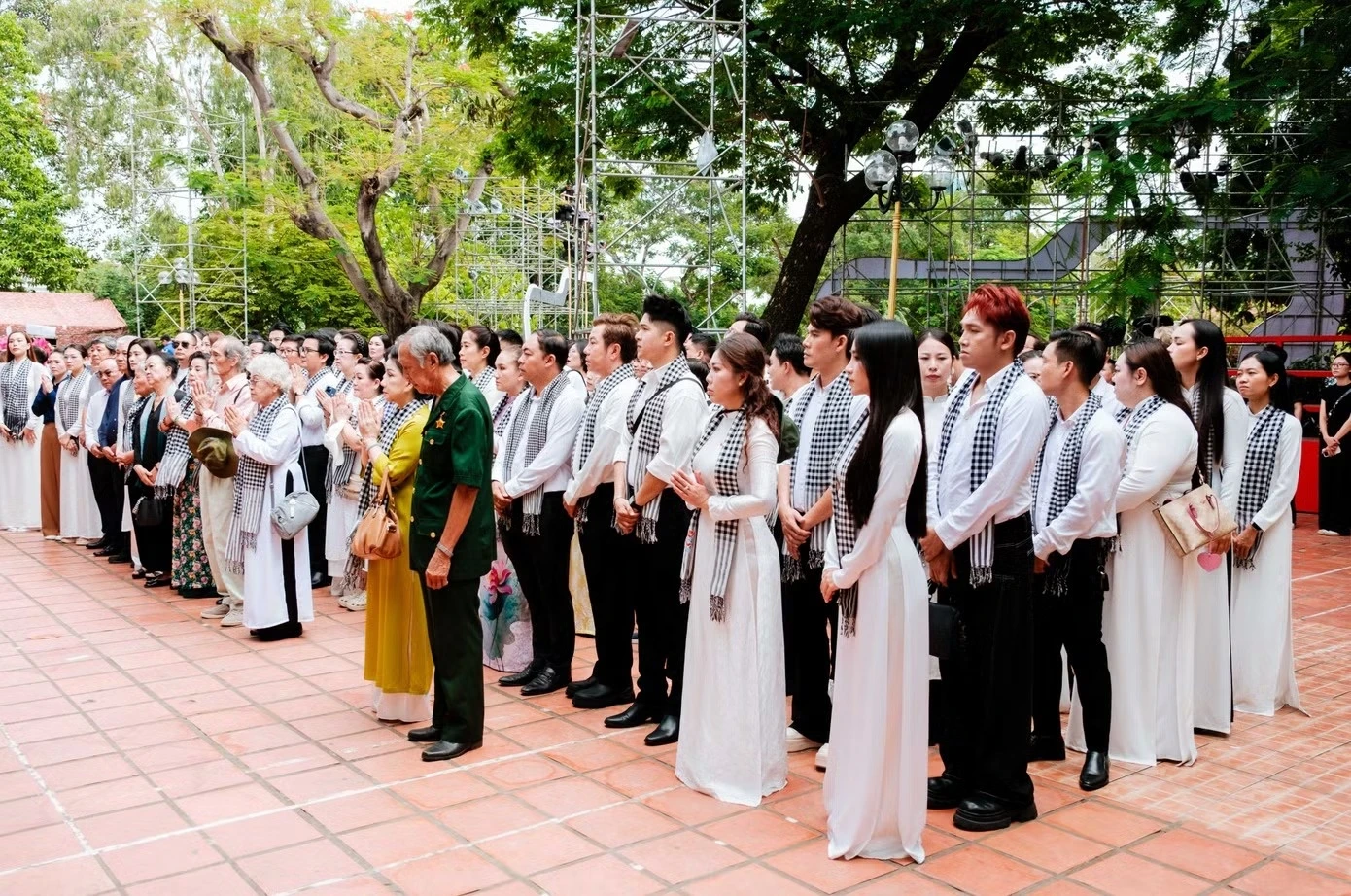 L&ecirc; Thị Ri&ecirc;ng ảnh 2