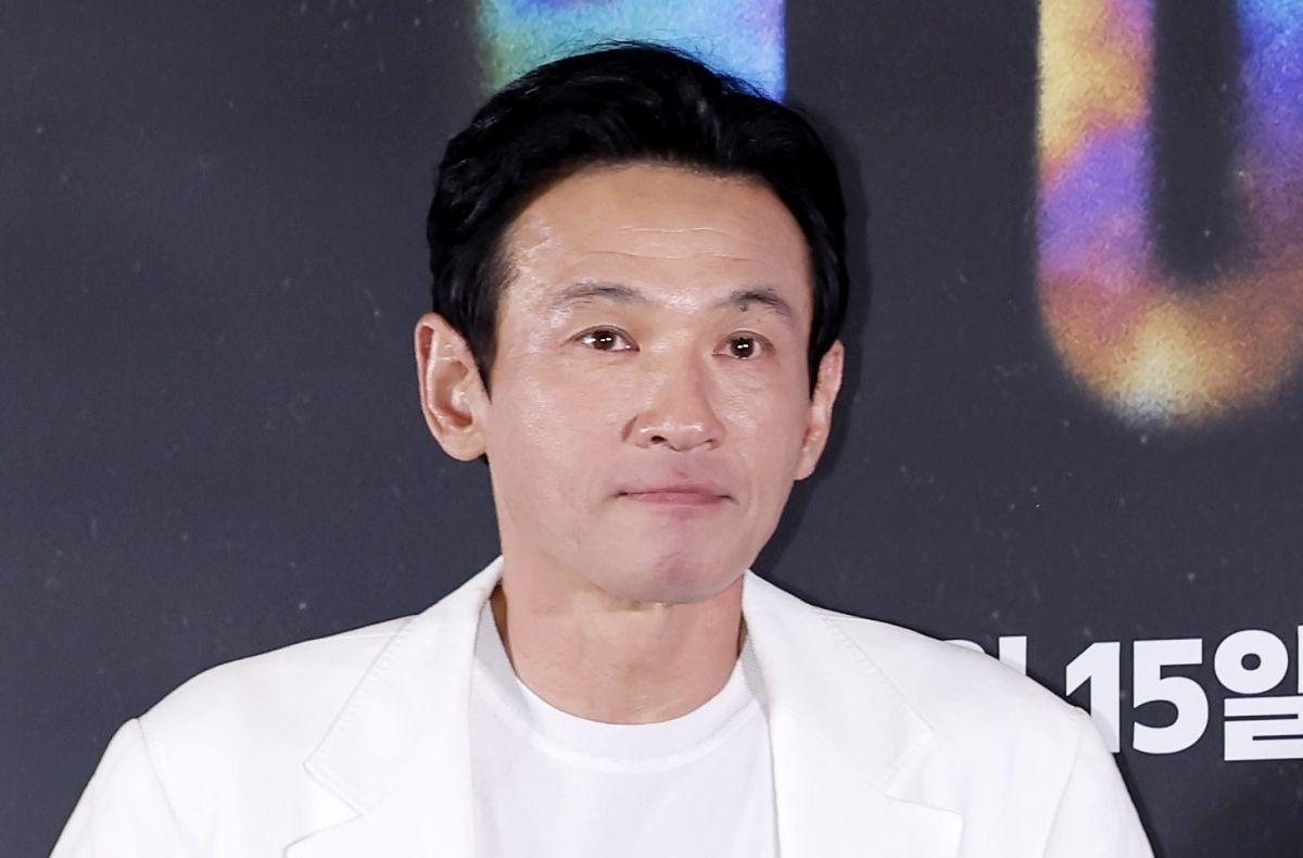 'Ông hoàng phòng vé' Hwang Jung Min bị tố ngoại tình