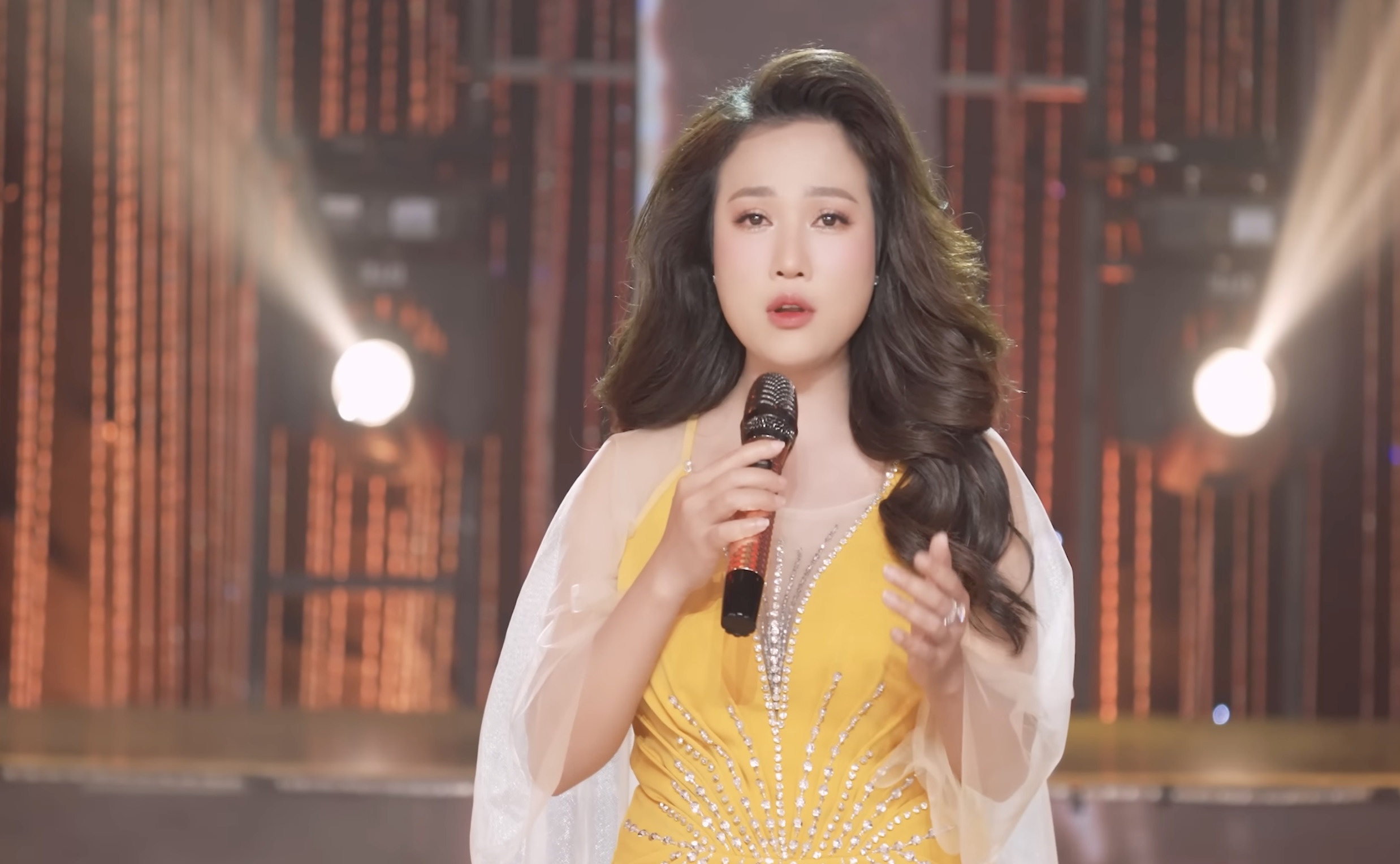 Ca sĩ Nguyễn Thị Hiền bị khởi tố là ai?