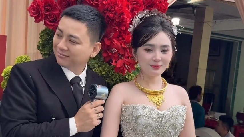 Hoài Lâm chăm sóc vợ trong lễ cưới