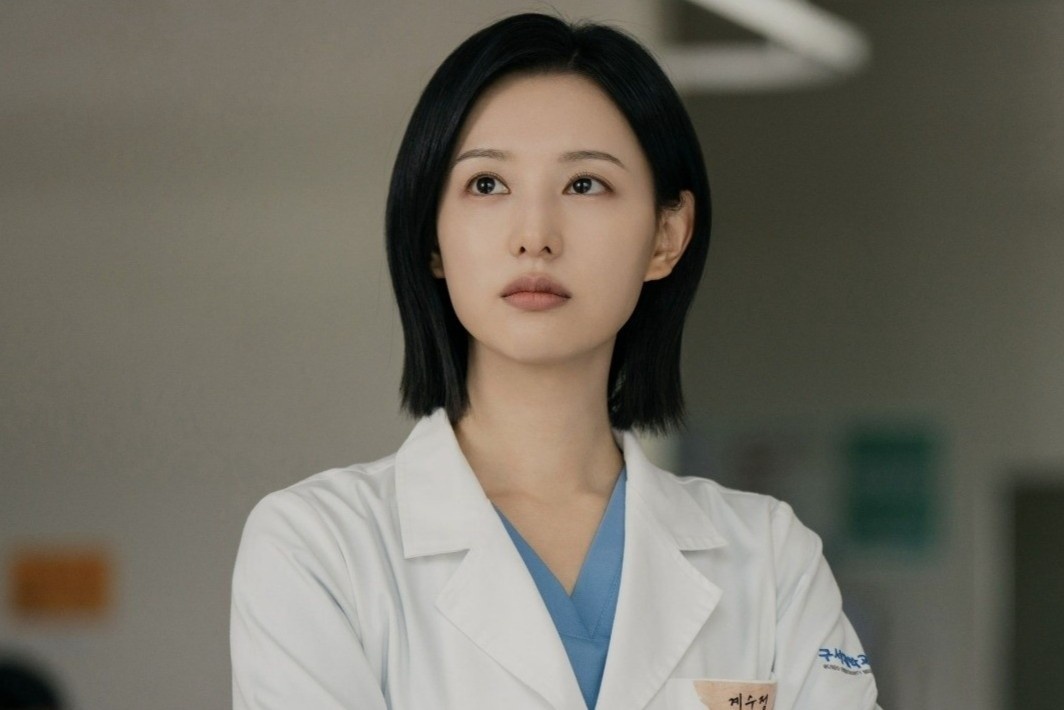 Phim mới của Kim Ji Won vướng tranh cãi