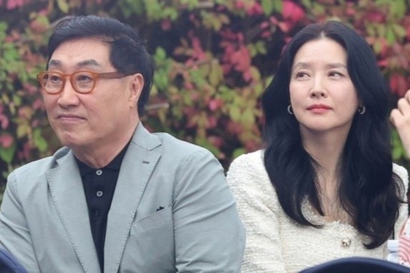 Lee Young Ae xuất hiện bên chồng hơn 20 tuổi