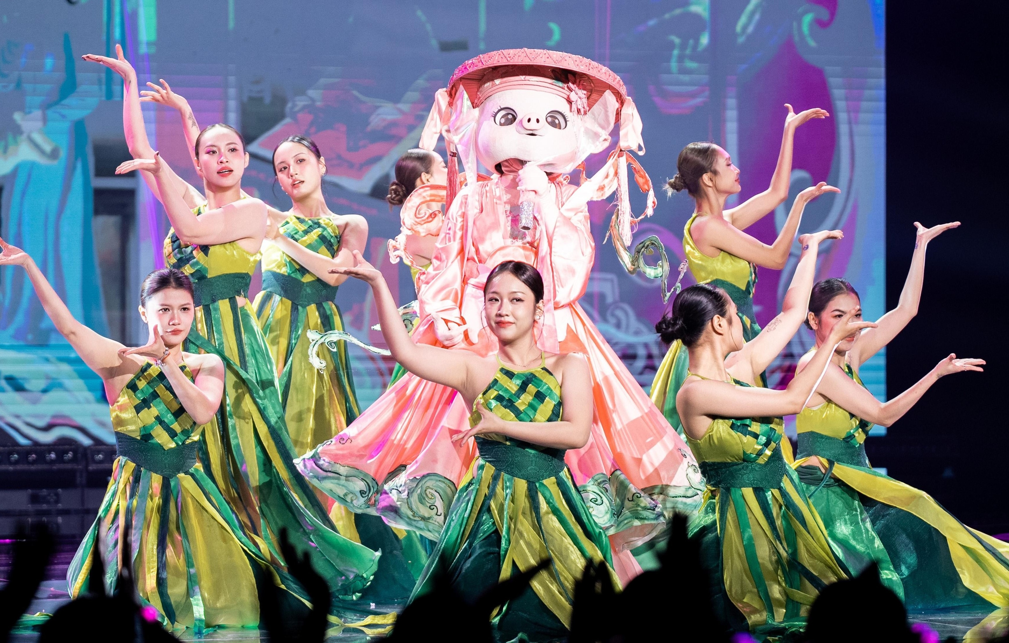 Ca sĩ mặt nạ được cứu?