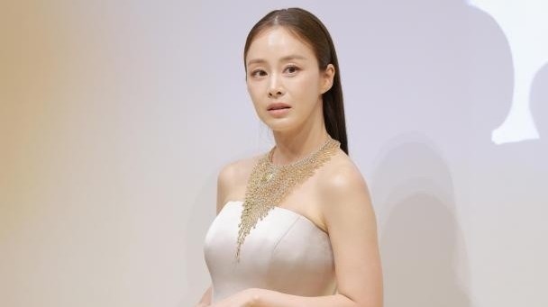 Kim Tae Hee vấp tranh luận trong lần hiếm hoi xuất hiện