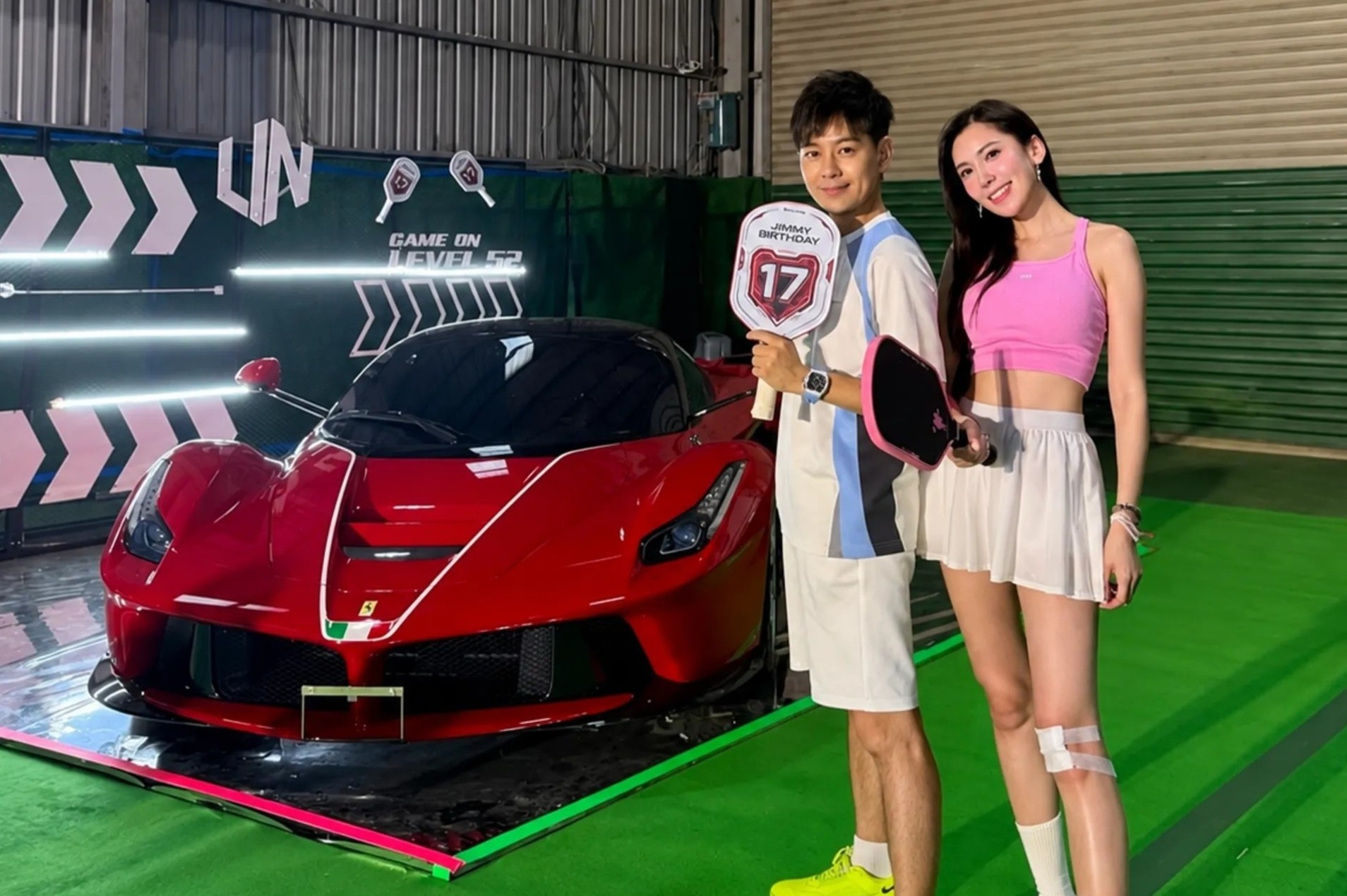 Lâm Chí Dĩnh khoe siêu xe Ferrari trong tiệc sinh nhật