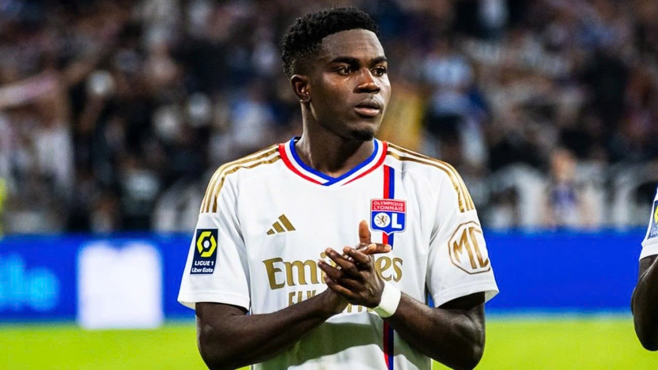 Cau thu dang kiem tra y te thi bo tron o Ngoai hang Anh hinh anh