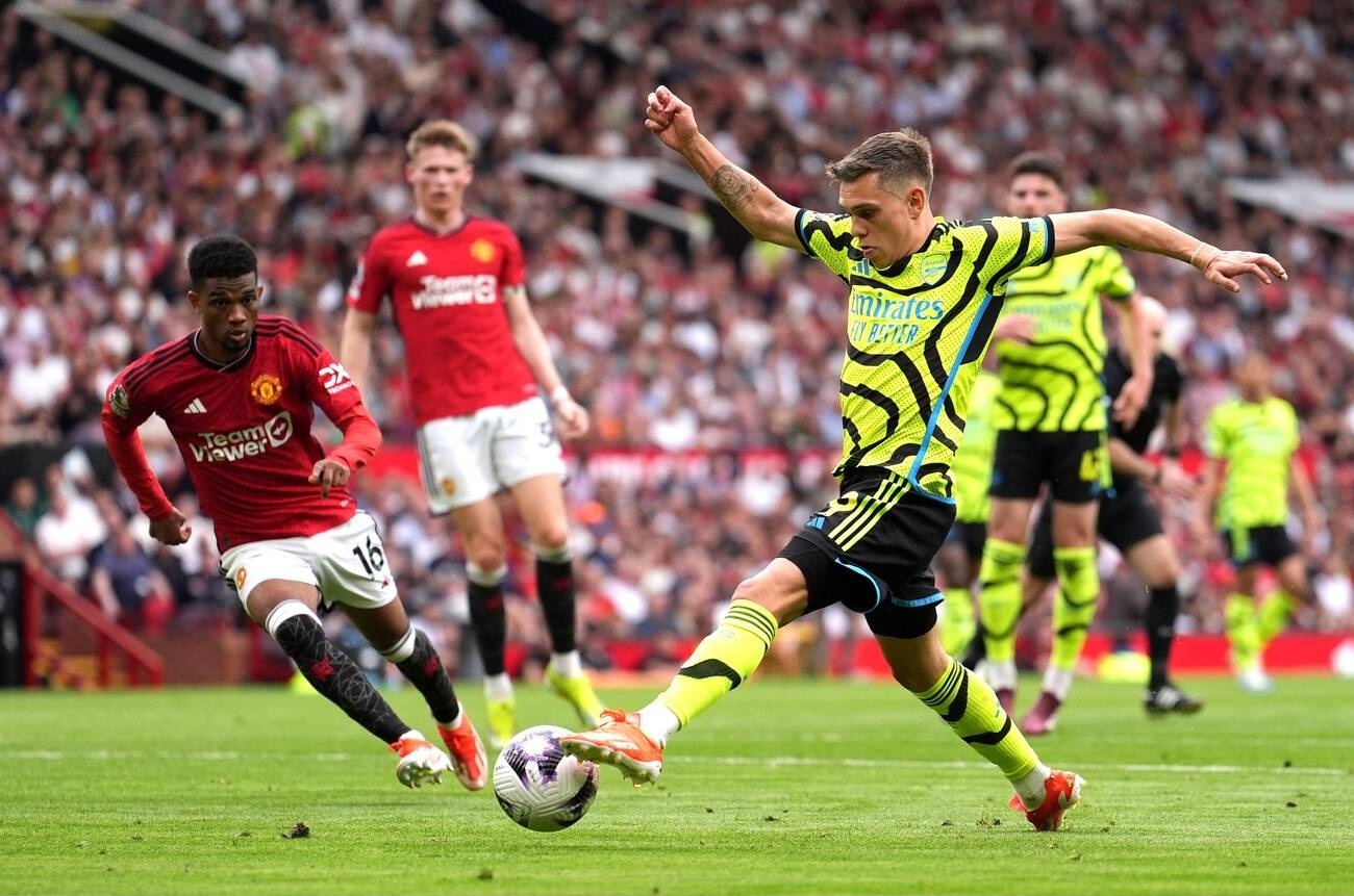 Con ai dam nghi ngo Trossard hinh anh