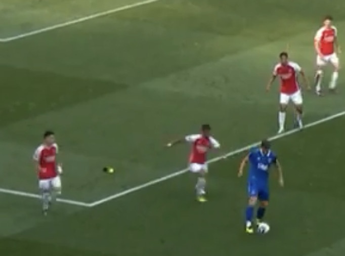 Cau thu Arsenal bi roi giay, van co tac bong hinh anh