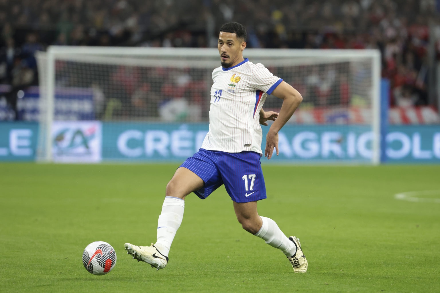 HLV Deschamp bi reo ten trong ngay Saliba toa sang hinh anh