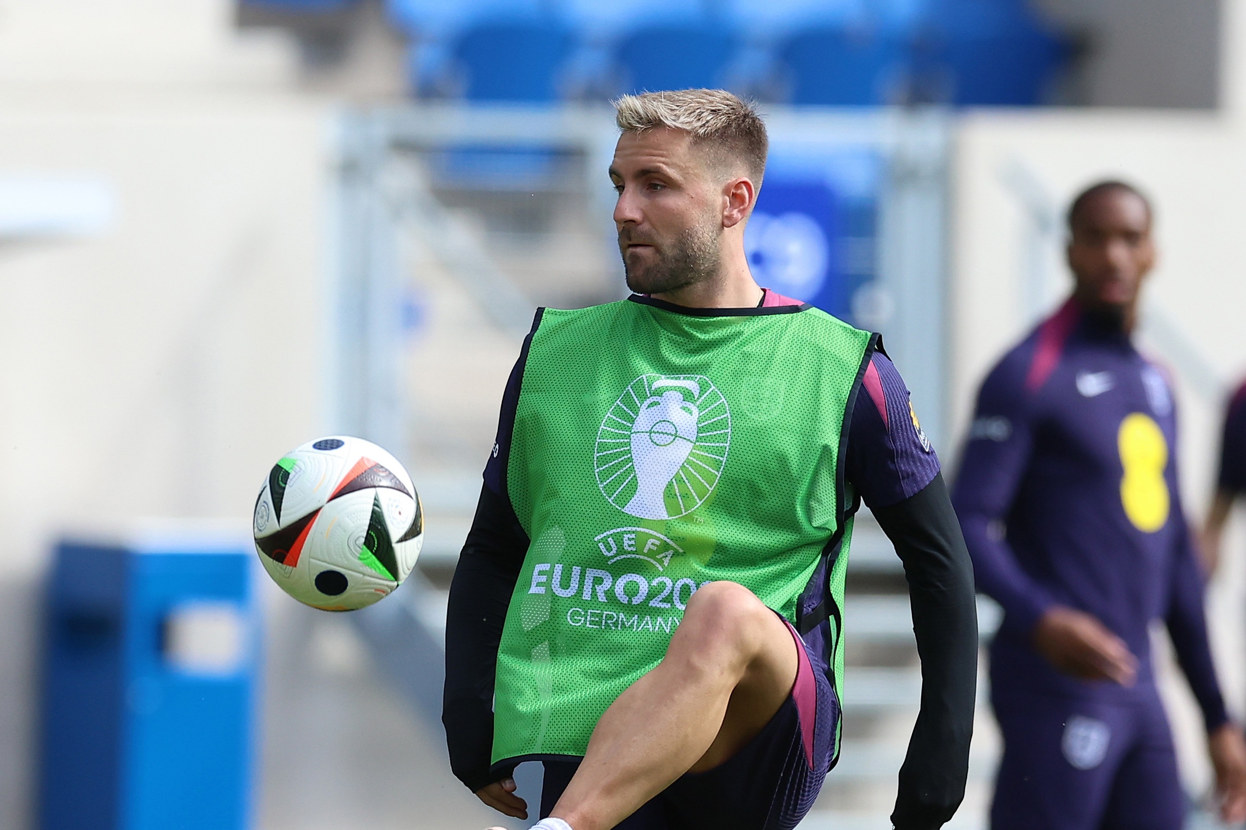 Ly giai mau ao khac la cua Luke Shaw hinh anh