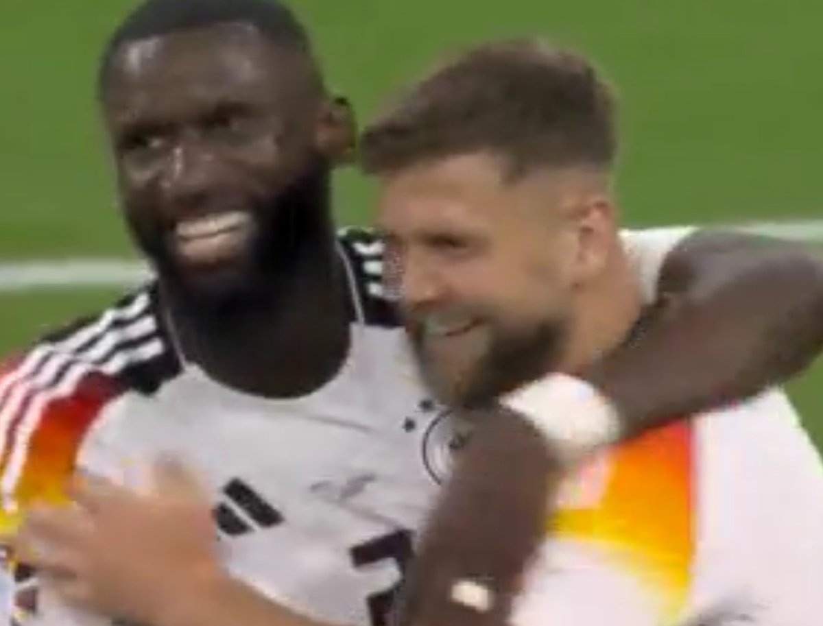 Cai om than thiet cua hai cau thu suyt xung dot o tuyen Duc hinh anh