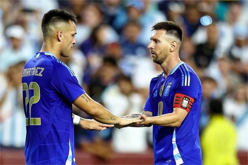 Lautaro Martinez co hanh dong bat ngo voi Messi hinh anh