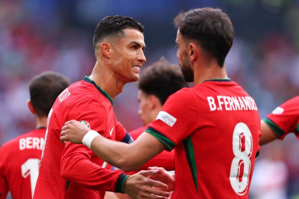 Bruno Fernandes: Ronaldo chua bao gio ich ky hinh anh