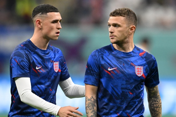 Foden noi nong voi Trippier hinh anh