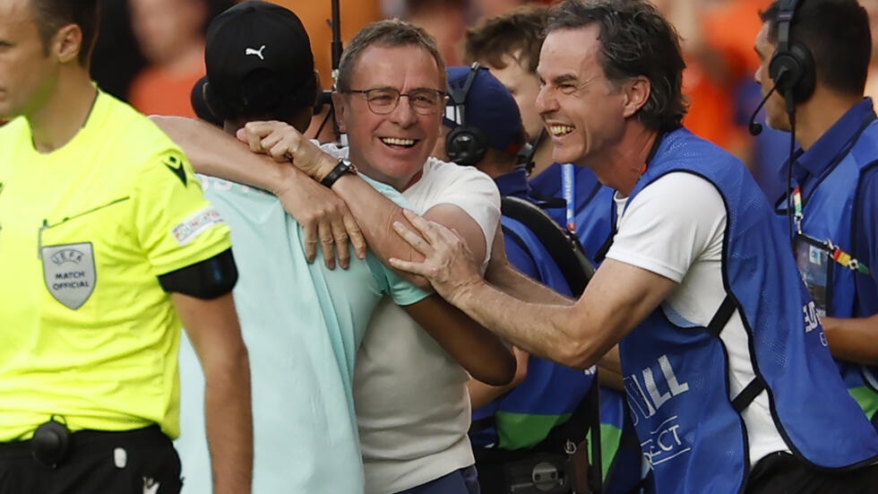 CDV Man United chet lang khi nhin Ao gianh ngoi dau bang hinh anh