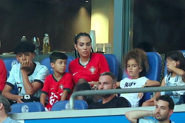 Gia dinh Ronaldo that than trong ngay Bo Dao Nha bai tran hinh anh