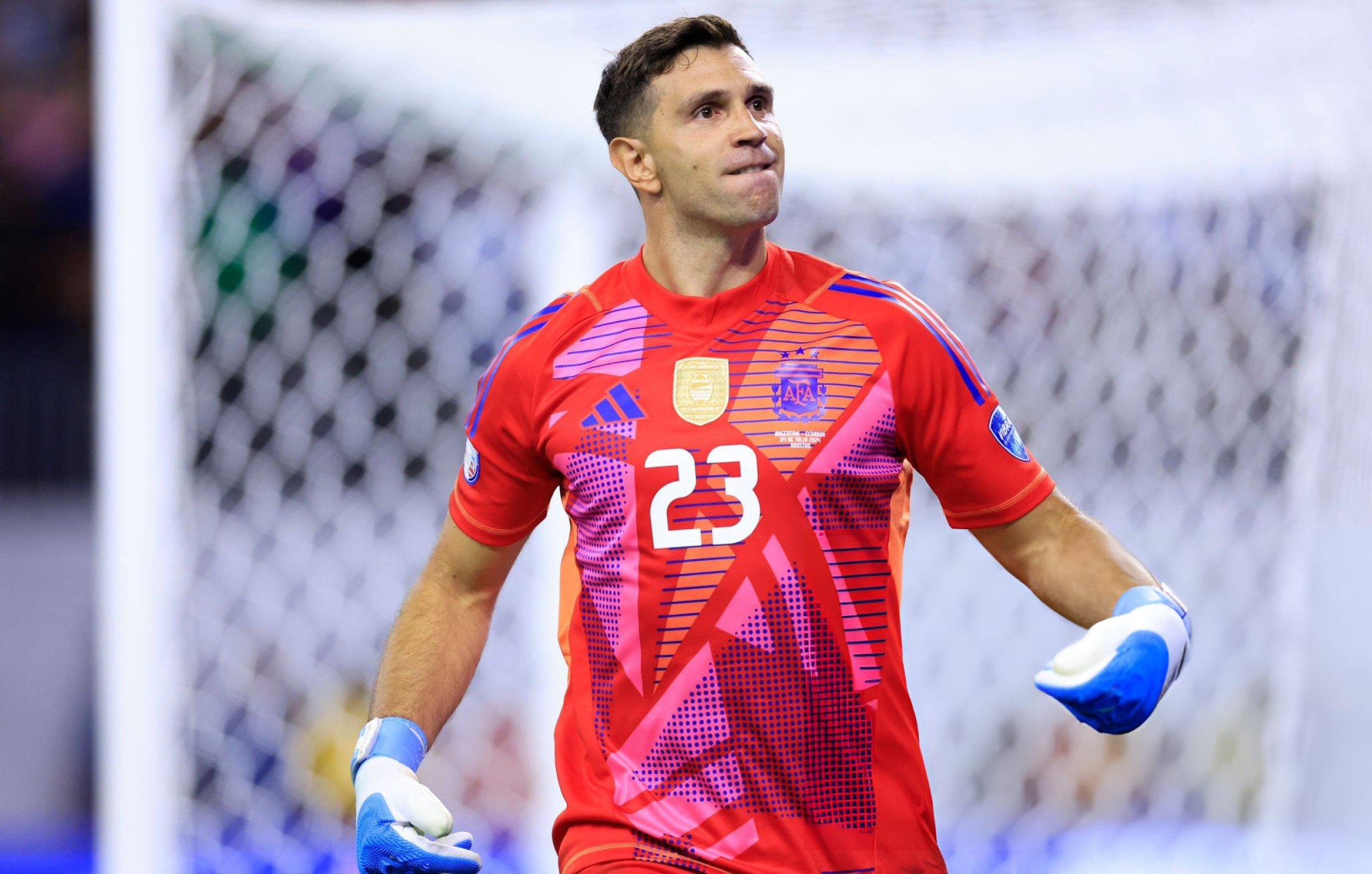 Emiliano Martinez lai gay an tuong manh hinh anh