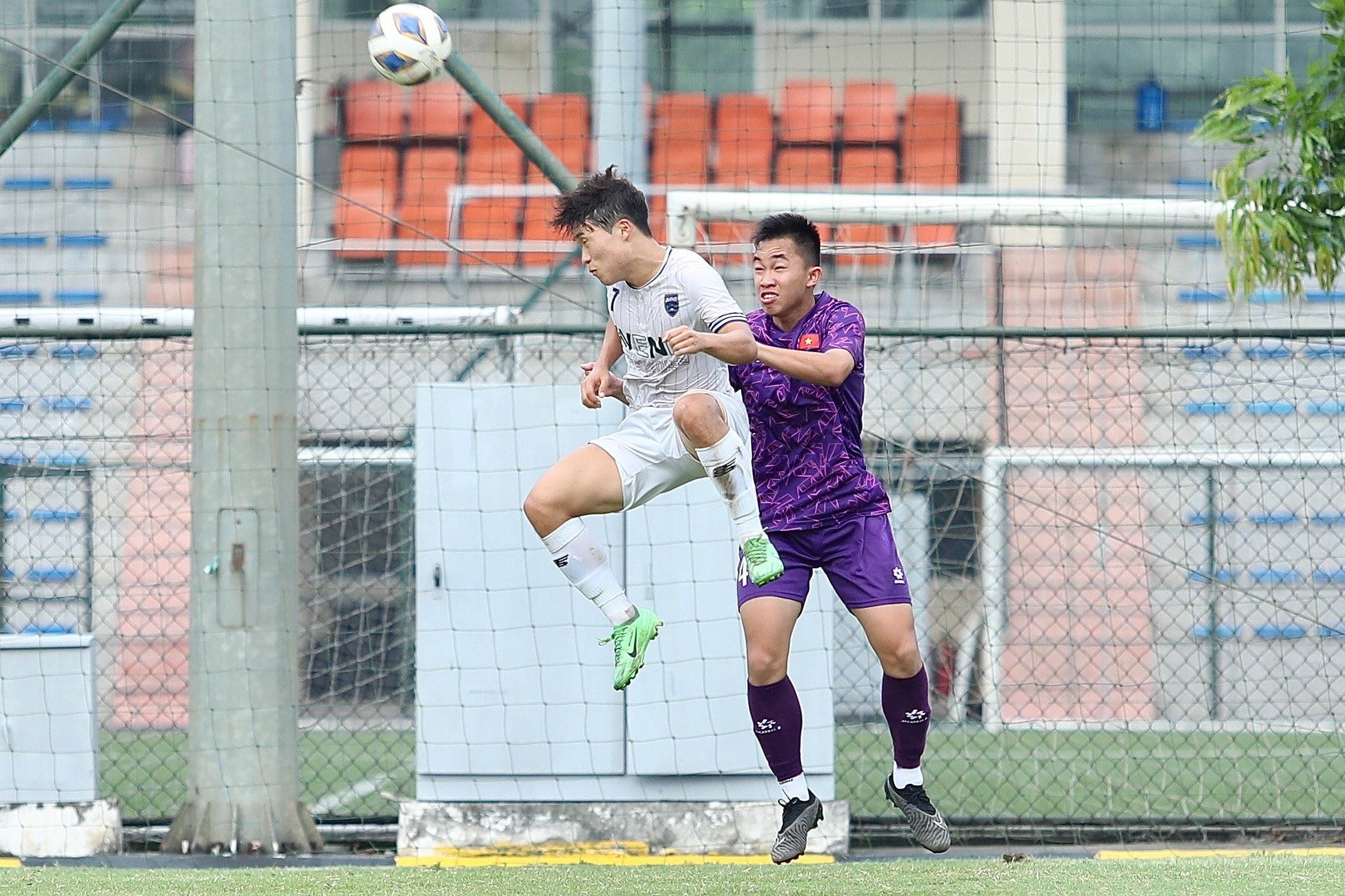 HLV U19 Viet Nam bao ve cau thu Viet kieu hinh anh