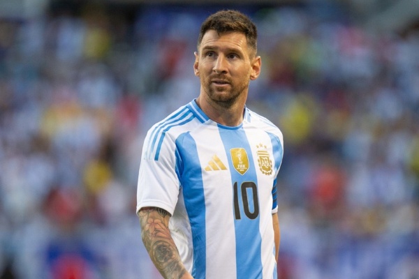 Messi bi hon 40 nha bao va ong kinh camera vay quanh hinh anh