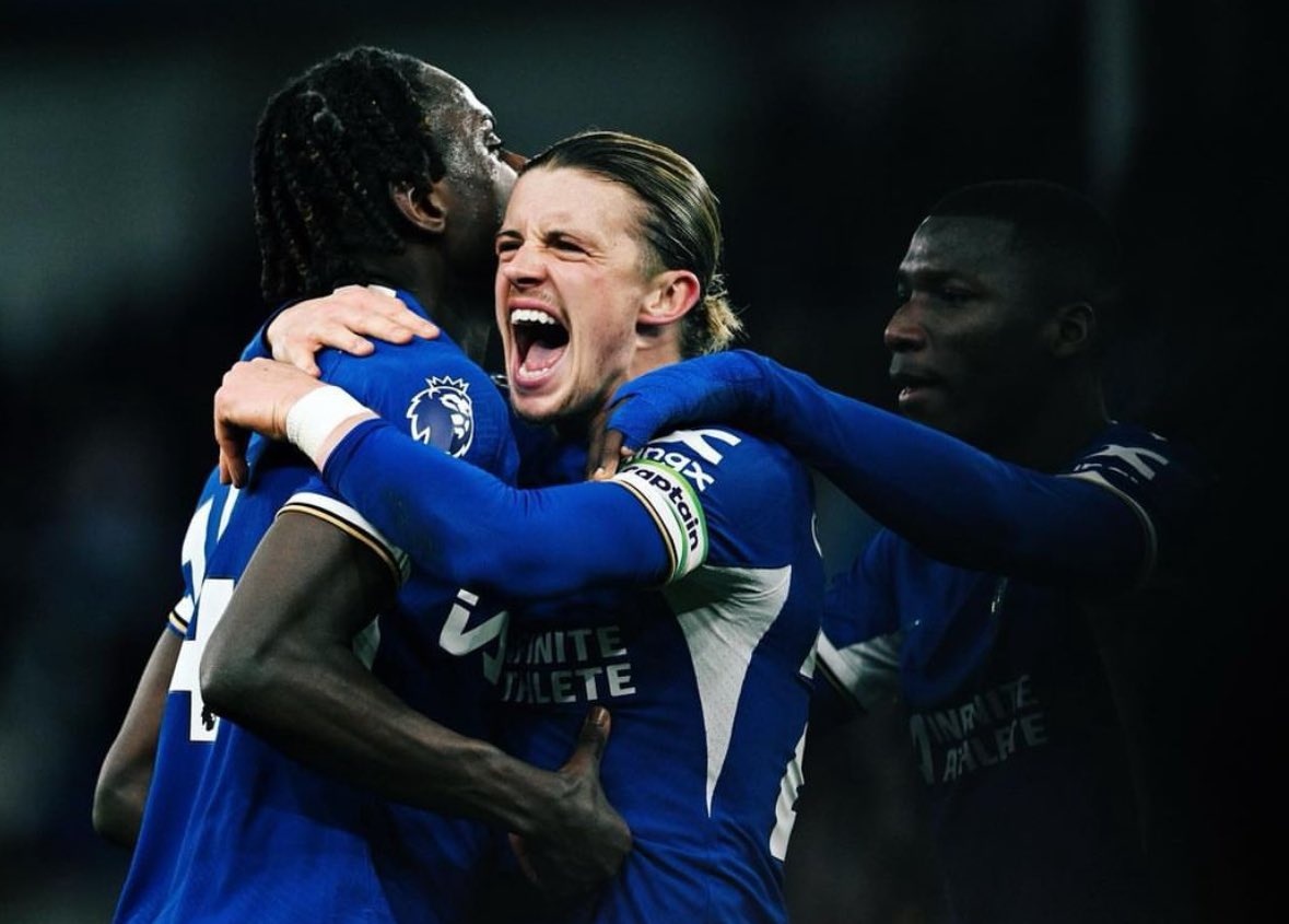 Gallagher dem nguoc ngay roi Chelsea hinh anh