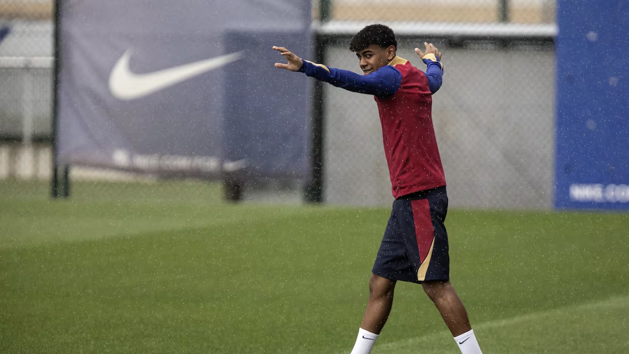 Lamine Yamal quay tro lai Barcelona hinh anh