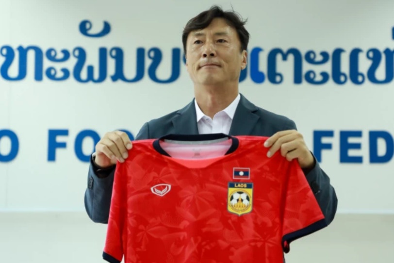 Lao co HLV Han Quoc truoc AFF Cup hinh anh
