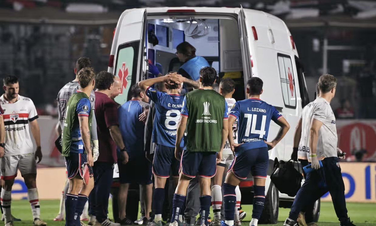 Cau thu Nam My dot quy tren san qua doi hinh anh