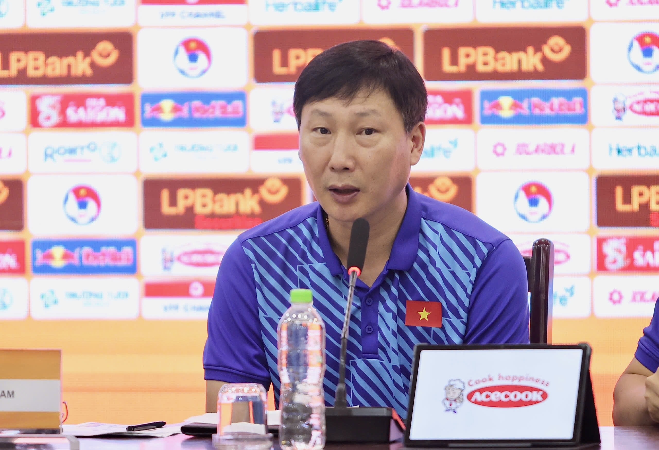 HLV Kim: 'Truoc tran, Van Quyet da noi muon chia tay doi tuyen' hinh anh