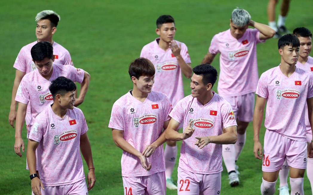 Tuyen Viet Nam tro lai tap luyen sau bao hinh anh