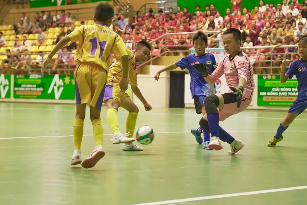 U11 SLNA bi thu hoi chuc vo dich vi gian lan tuoi hinh anh