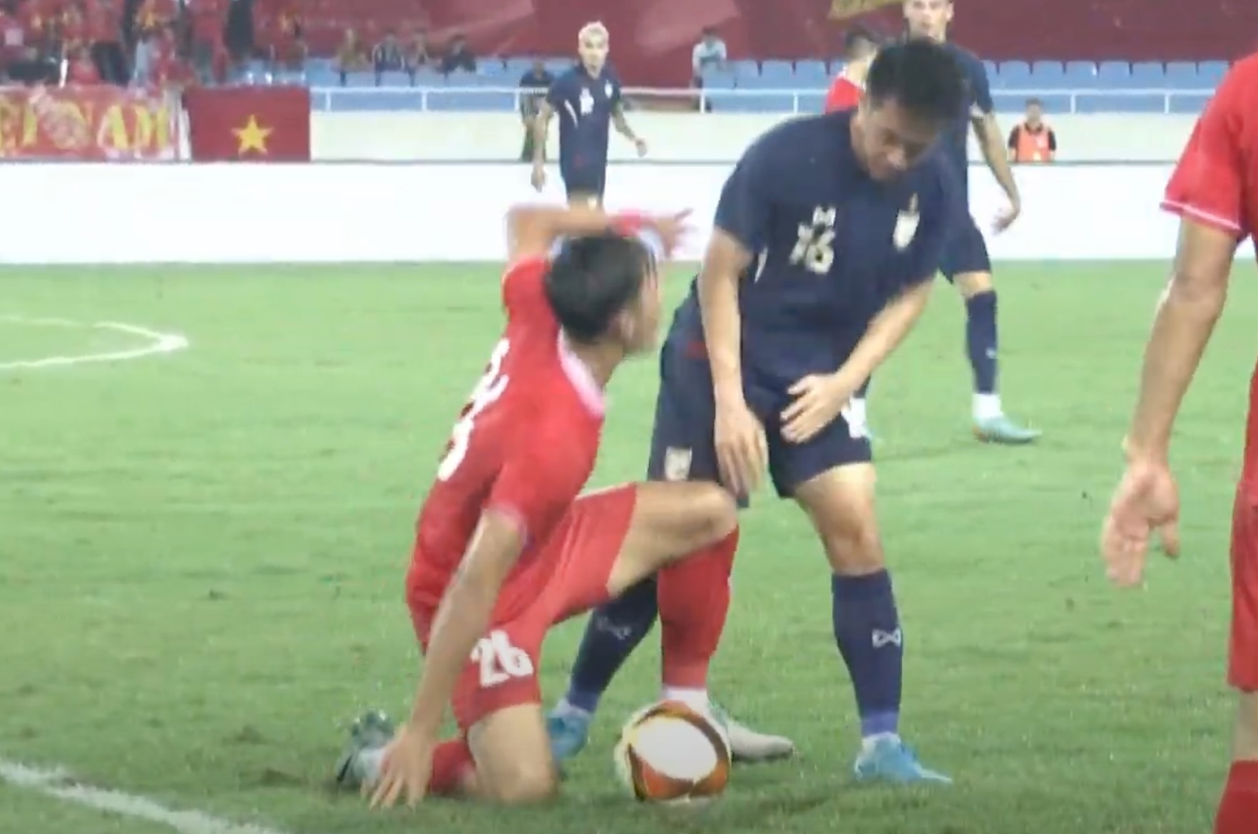 Van Truong doi an thua voi cau thu Thai Lan hinh anh