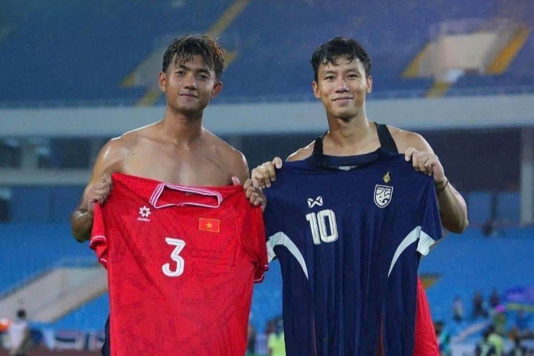 Que Ngoc Hai doi ao voi Suphanat Mueanta hinh anh