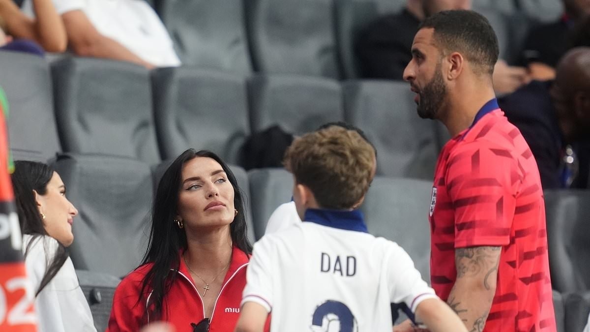 Walker tra gia vi ngoai tinh hinh anh