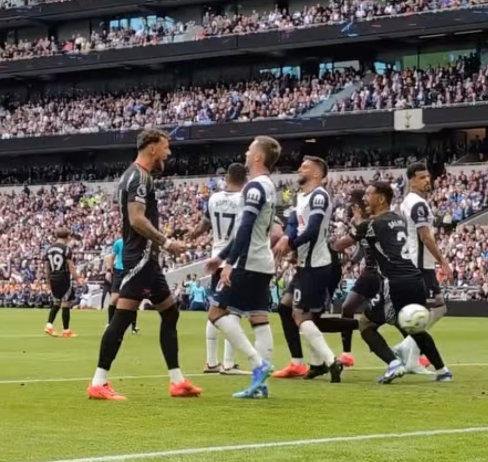 Cach an mung dac biet cua Ben White hinh anh