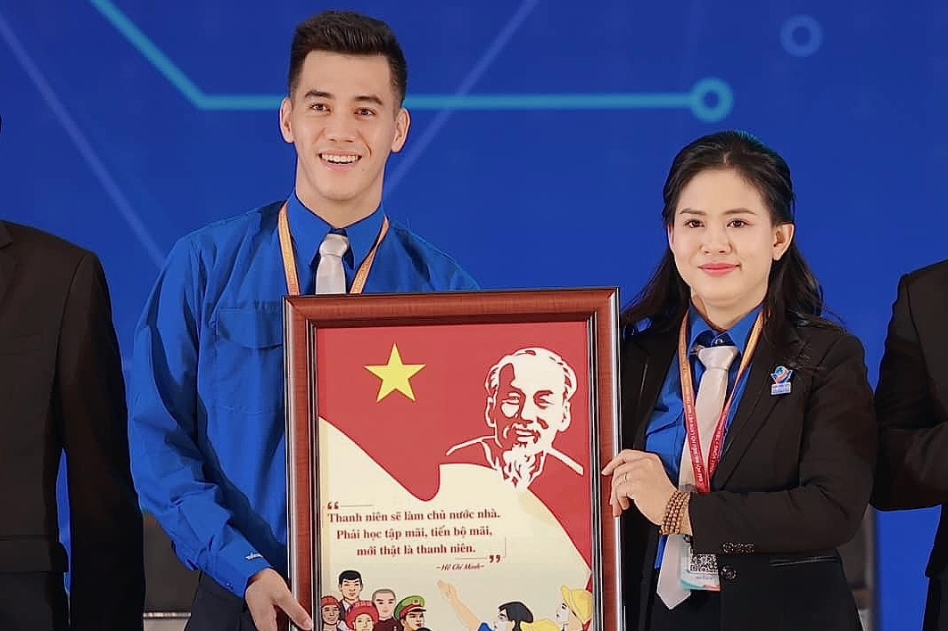 Tien Linh duoc vinh danh hinh anh