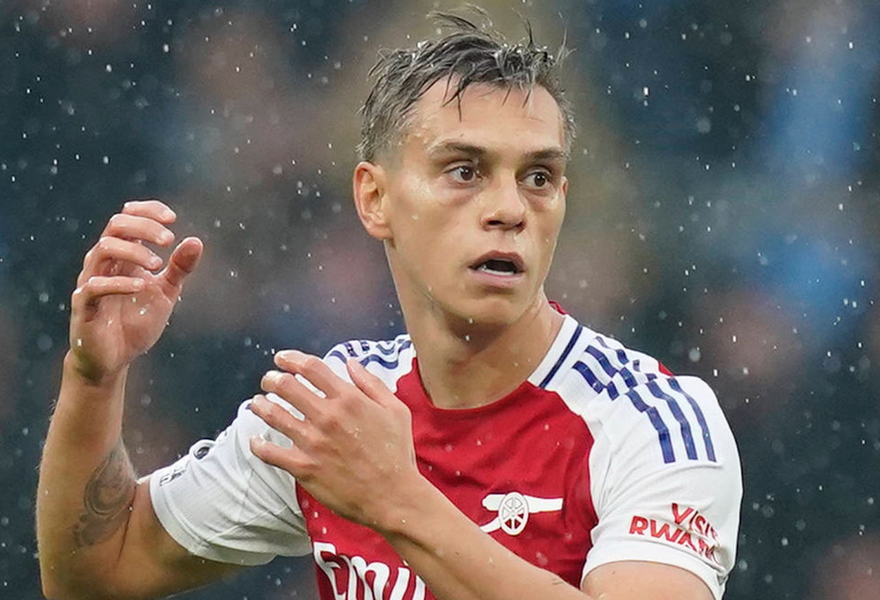 Trossard bi chi trich hinh anh