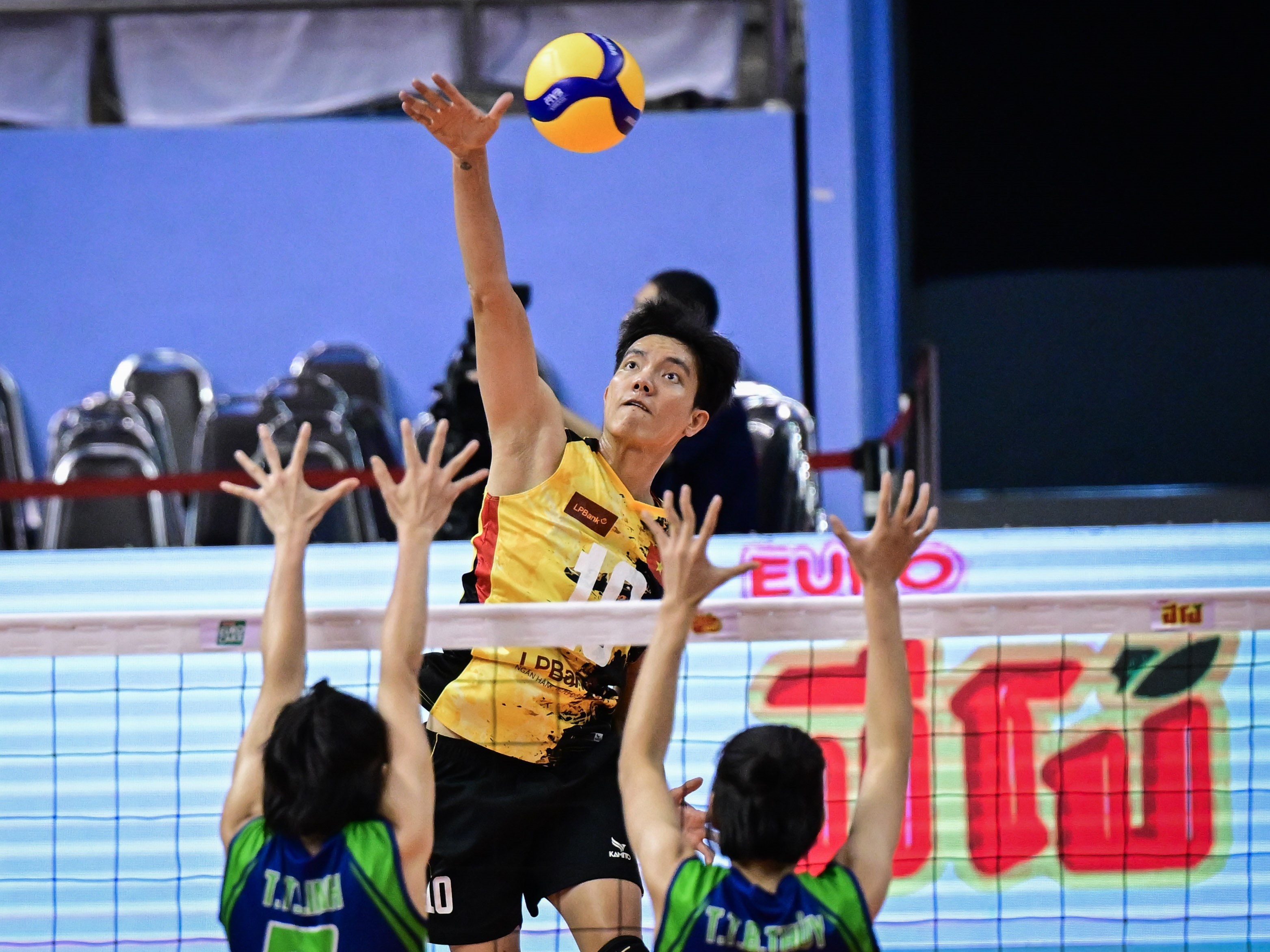 Bich Tuyen dua Ninh Binh vao ban ket giai bong chuyen chau A hinh anh