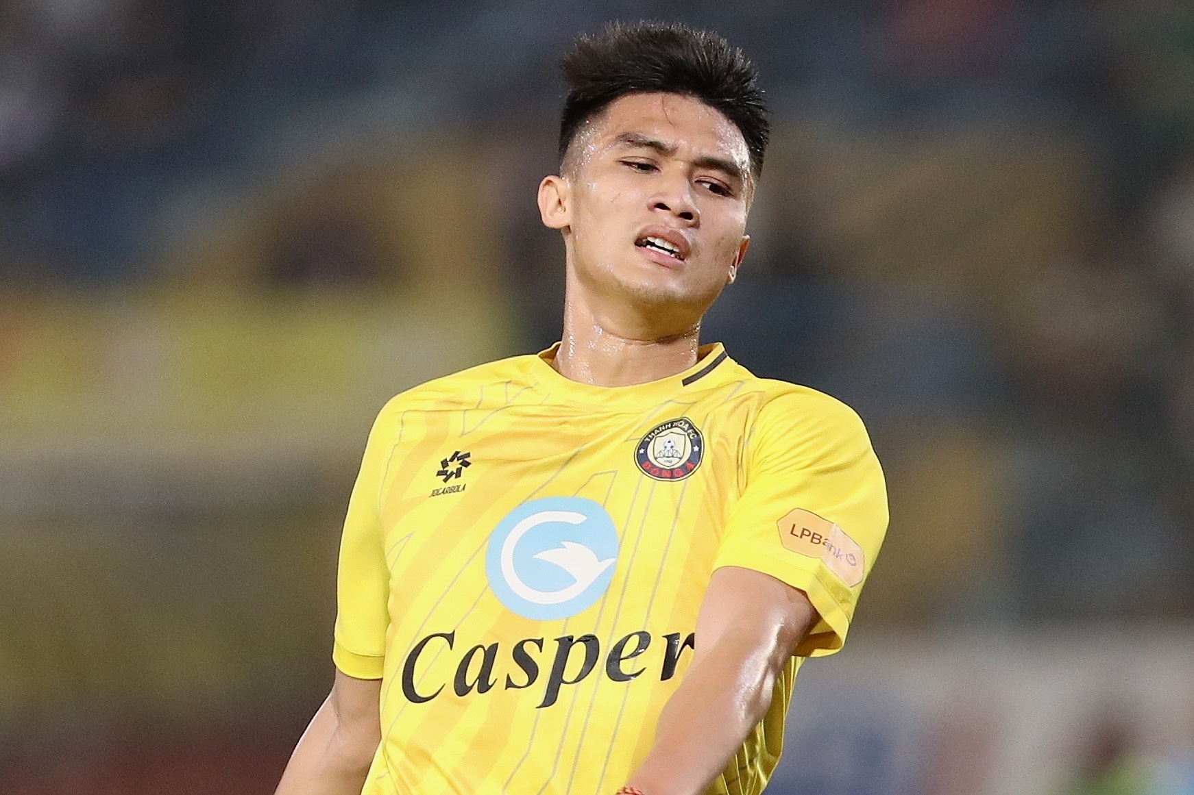 Doc la doi bong 3 lan bi dung tran dau vi mua hinh anh