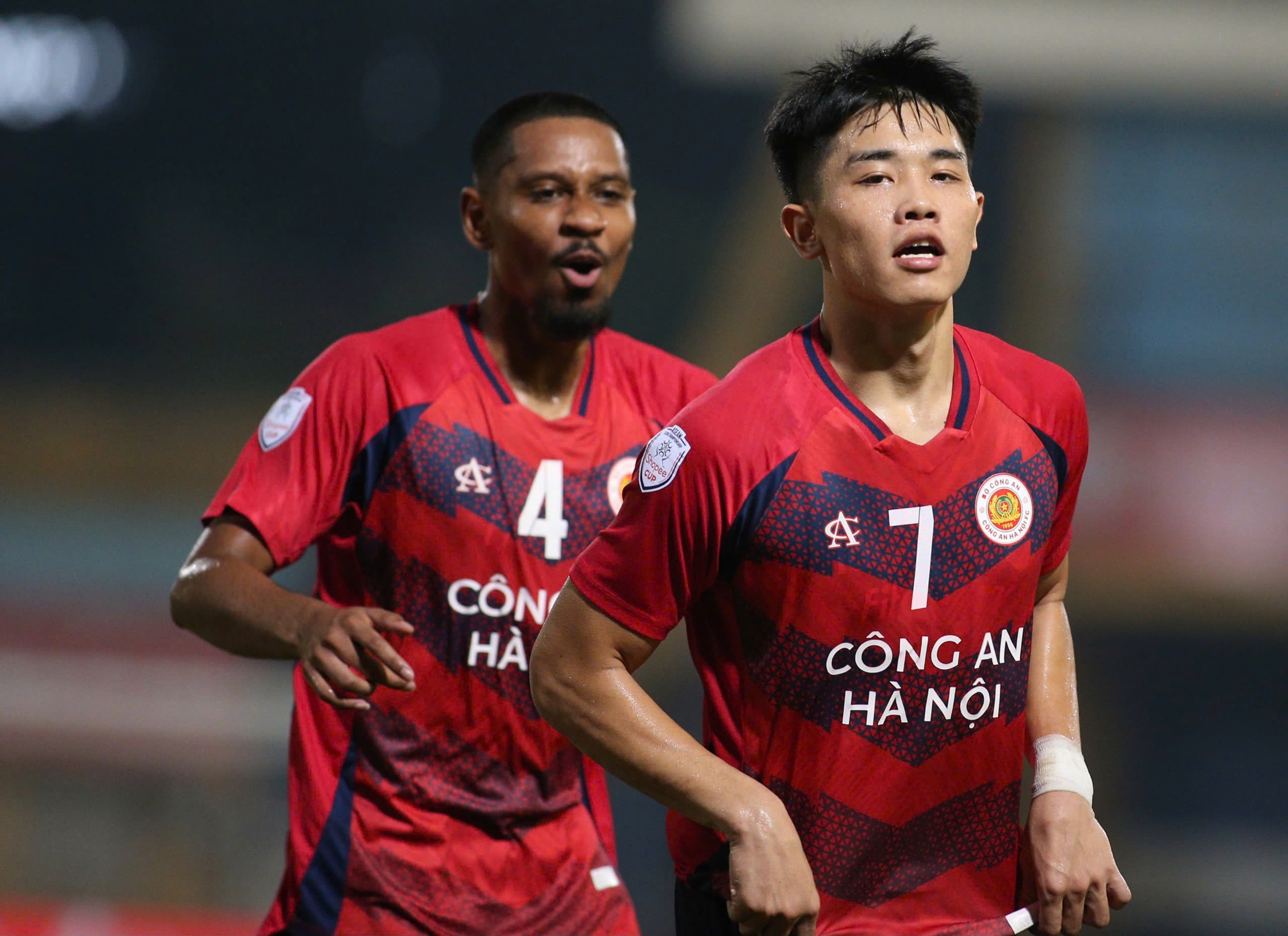 Dinh Bac lap cong trong tran thang 5-0 cua CAHN hinh anh