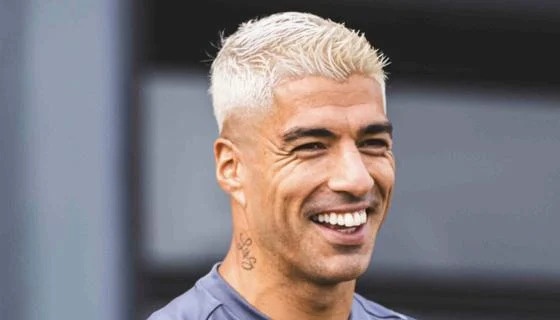 Dien mao moi cua Suarez sau khi tu gia tuyen Uruguay hinh anh