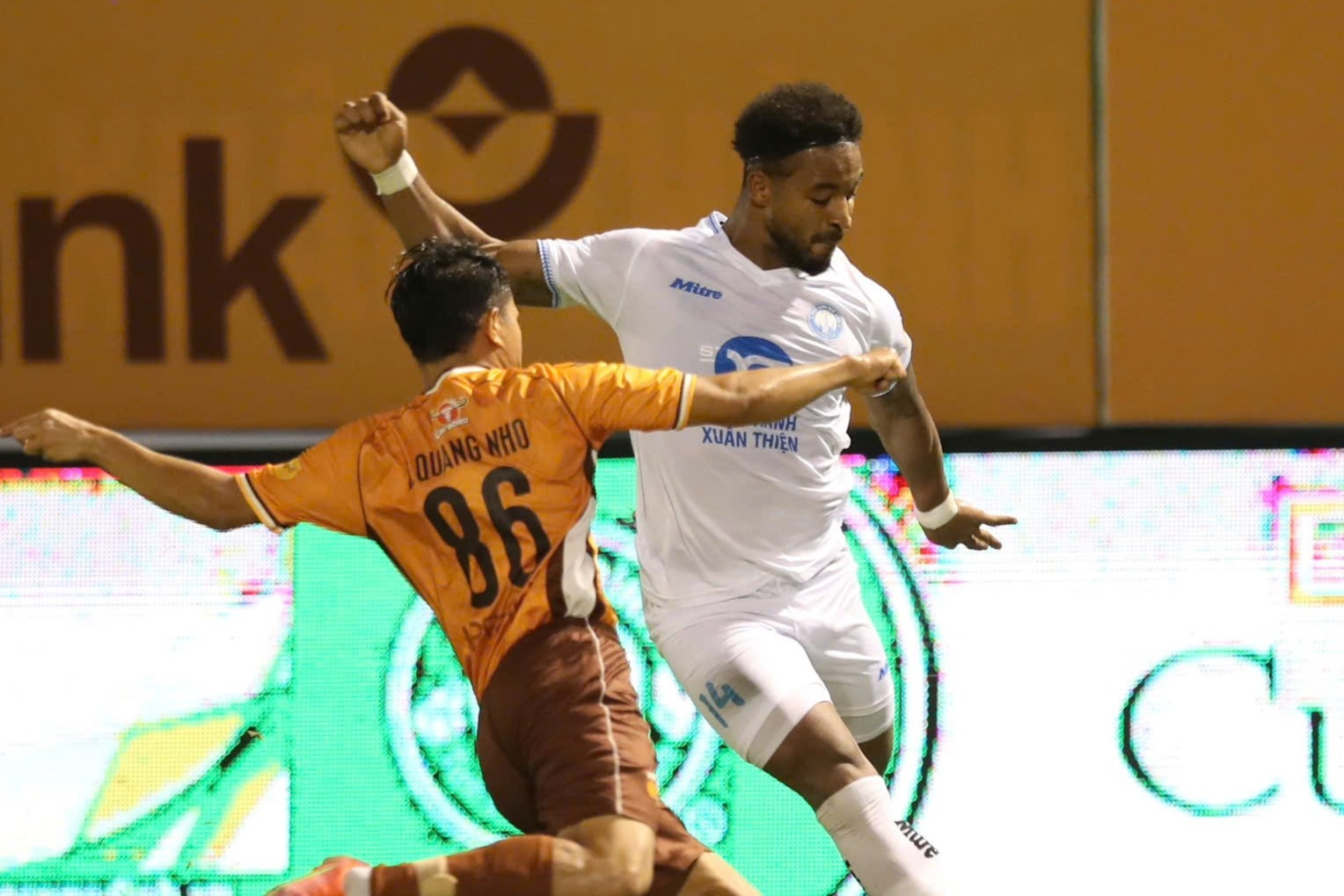 Xuan Son be tac truoc hang thu HAGL hinh anh