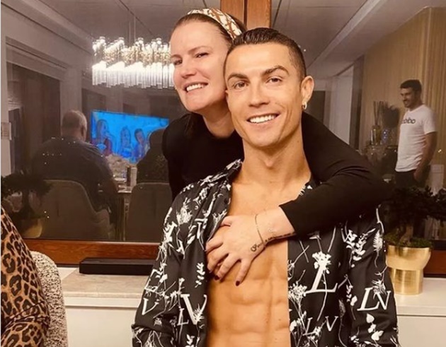 Chi gai Ronaldo chi trich Cassano hinh anh